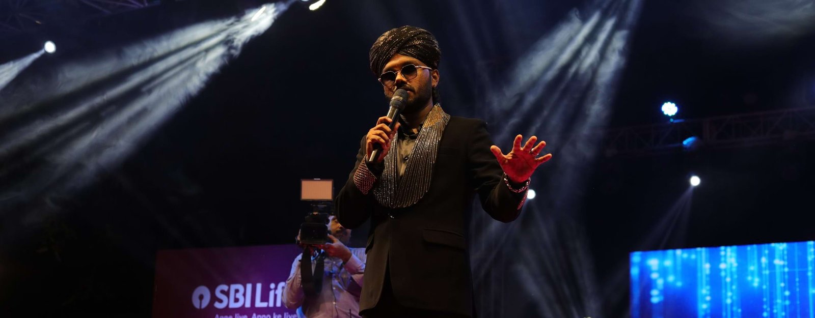 swaroop khan performing in a live show